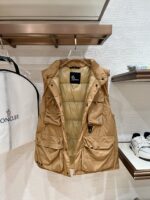 特级羽绒⬆️Moncler Grenoble Tongass羽绒户外马甲.高端黑标系列.原厂替换面料.特级鹅颈绒填充.

🎁出厂标配全套柜台礼盒包装.升级原版磁吸礼盒.

Tongass羽绒马甲提供保护而不显厚重，专为温和天气时进行户外活动而设计。

Tongass羽绒马甲是轻盈性能外套的研究成果。功能性面料紧致耐久，同时不增加额外的重量。配有宽大的实用口袋和登山扣，可减少您的随身行李数量。
详情
•专为户外活动设计
•采用紧致面料制成
•聚酯纤维衬里
•填充羽绒
•按扣开合
•实用口袋设有按扣、拉链和魔术贴开合
•抽绳下摆
•正面登山扣
•反光细节
Size：1-5 奶白/浅棕色/黑色 
D00780 - Image 5