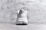 纯原级别 HOKA ONE ONE Clifton 克里夫顿9代专业性能减震公路跑步鞋 轻盈透气的针织网面和纱线的使用让鞋面更挺拔 增强鞋面的强度和支撑性能 搭配柔软的鞋舌 让双脚在舒适包裹中跑的更加畅快 全新泡棉中底 柔软的同时增强回弹性能 为不同跑者提供更平稳流畅的脚感 带来全面的缓冲保护 根据人体工程学设计的延长拉襟 后跟处弹软的海绵填充舒适固定 避免掉跟和摩擦 相比上一代光滑的内衬 Clifton 9的内衬增强了摩擦力 避免双脚在鞋内滑动 SIZE：36 36.5 37.5 38 38.5 39 40 40.5 41 42 42.5 43 44 44.5 45 - Image 5