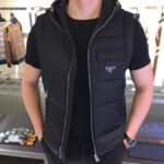 Prada🔻2025秋冬新款连帽羽绒马甲 原版订制五金配件全进口原版定制 欢迎对比 绝对的高品质 采用顶级白鸭绒 超柔软 90绒充羽量蓬松饱满 超级重工 面料做工杠杠的版型完美 面料超舒服！尺码：M～XXXL（模特175/125斤穿M）