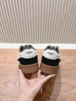 Fendi芬迪板鞋首款大头运动鞋~~fendi match篮球运动鞋，最新元素注入加FF复古的设计，超经典百搭系列……
鞋面采用牛皮和牛猄拼接组合，侧面凸起的双F logo，内里采用毛巾布里，TPU发泡组合双色大底不一般的舒适！情侣款35-44(男码加10) - Image 8
