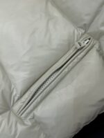 Moncler 蒙口，2025冬季最新品，专柜同步有售，原单狠货，时尚休闲羽绒马甲，上身舒适！吸睛而有亮点，采用进口原版面料，顶级刺绣🪡工艺字母图案logo，原版五金辅料装饰，简单而不失时尚，上身时尚帅气，2️⃣色推荐，码数：1-5


1	2	3	4	5	
衣长	62	64	66	68	70	
肩宽	43	44	45	46	47	
胸围	110	114	118	122	126	
下摆	108	112	116	120	124	
门襟拉链	63	65	66.5	68.5	70	
面袋拉链	16	16	16	16	16	
里袋拉链	16	16	16	16	16 - Image 6