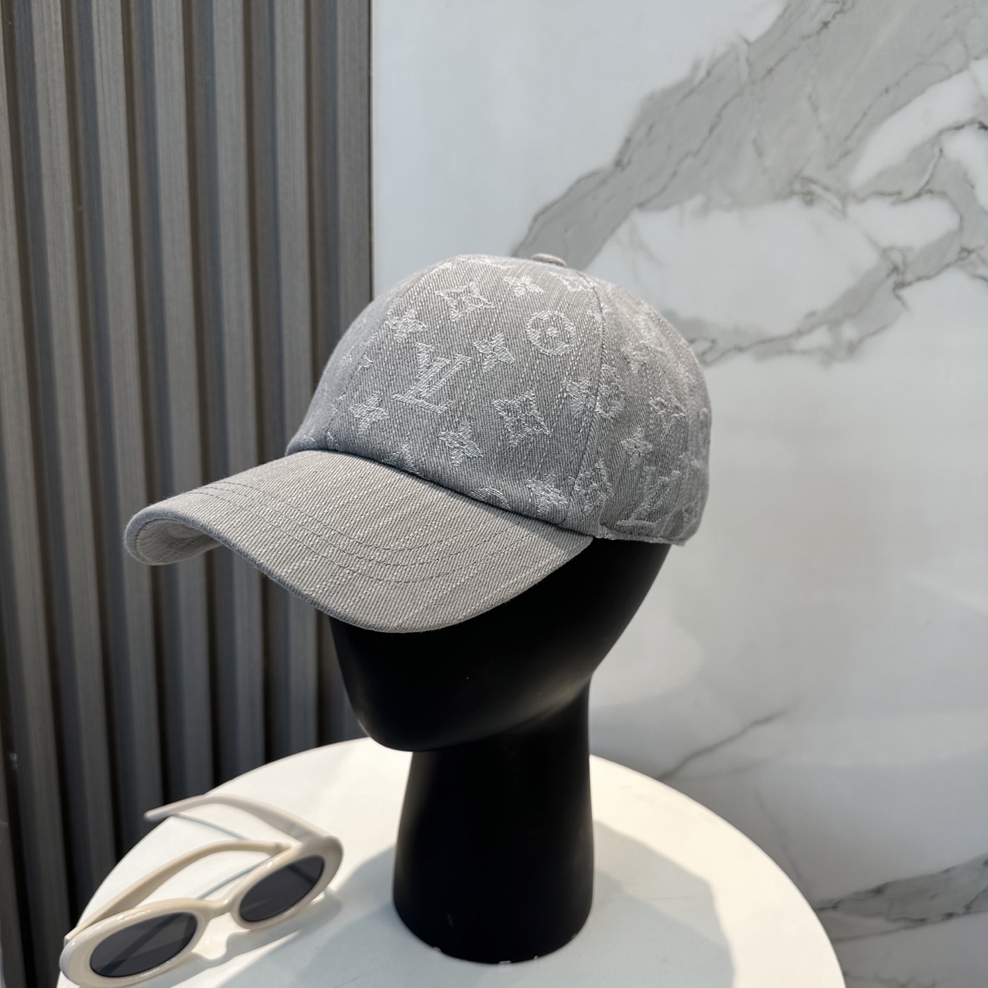LV路易威登官网同步高版本 新款牛仔棒球帽🧢
火爆技术升级，洗水牛仔风街头风十足
更符合现在时尚小哥哥小姐姐的style，机场街拍超飒！