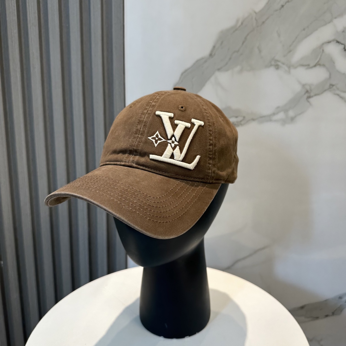 路易威登棒球帽LouisVuitton👒😍新款LV棒球帽，重工打造♥完美刺绣，高端大气，百搭款🤗男女通用！