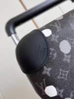 【独家实拍 黑花波点拉杆箱】K609 全新 Horizon 拉杆箱以个性创意革新路易威登的传奇经典，为标志性 Monogram 帆布点缀旅行贴饰，追溯品牌传统行李箱的设计风尚。皮革边角保护和超大外置拉杆丰富智慧细节，打造优雅且实用的旅行伴侣。详细特征35.0 x 23×53cm（长×宽×高）
人工测量1-2cm误差 
【温馨提示❤此款无包装/不支持退换】 - Image 3