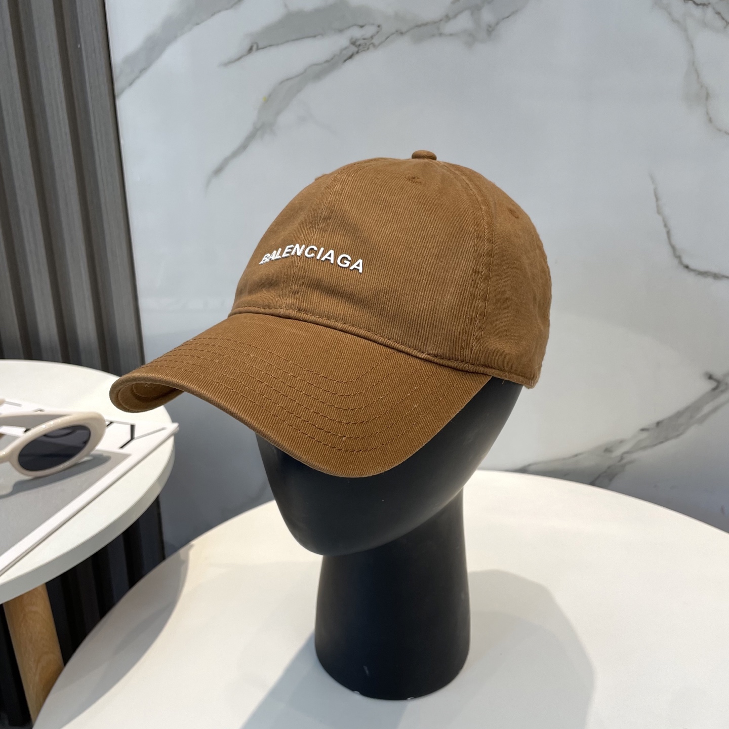 Balenciaga Balenciaga baseball cap. My family has already mastered Balenciaga's craftsmanship, which is sure to be a hit. Balenciaga's new washed cotton baseball cap is a must-haveHeavy industry craftsmanship, double B letter logo, innovative and fashionable trendy styleExclusive physical shooting for both men and women, adjustable for both genders