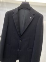 LV2025 autumn new men's casual wool suit jacket, made of high-end custom high-density suit fabric, with finished garments treated with silk gloss, super soft and comfortable, with an excellent texture. Fashionable and stylish upper body, meticulously crafted. The visual effect is super strong. Original tailoring at the counter, all original hardware accessories, and a unique trendy item in the wardrobe. Size: M-3XL 178 140kg L slim fit, maximum weight for wearing 190kg - Image 5