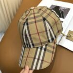 🧢 Burberry's new original baseball cap is a hot selling item at the counter. It features a pure cotton lining, perfect fit, original quality, exclusive physical shooting, and is suitable for both men and women - Image 2