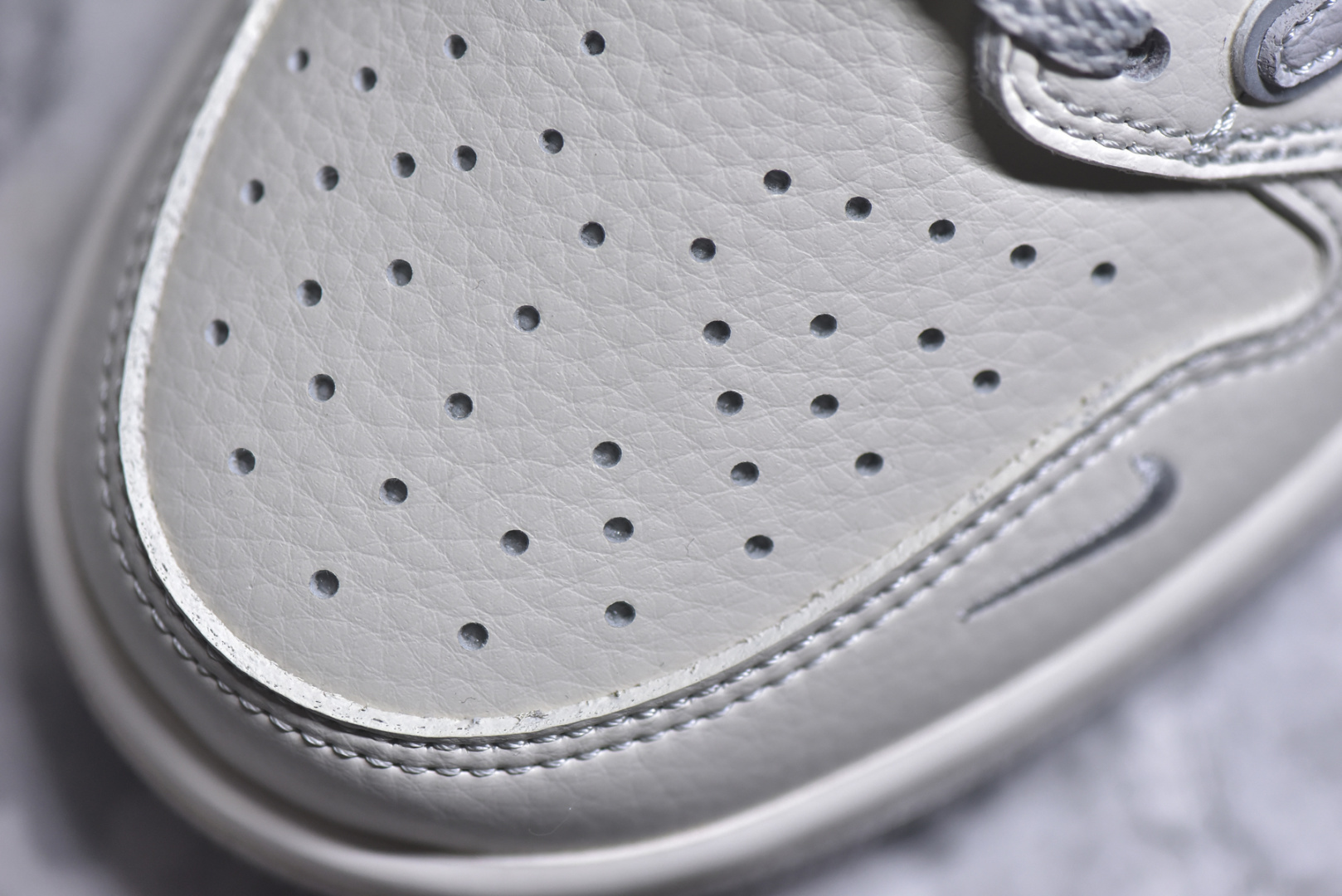 ▪细节鉴定
Travis Scott x Fragment Design x Air Jordan 1 Low OG SP AJ1 联名倒勾 低帮文化休闲板鞋