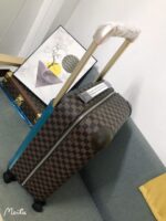GF4343FB
全新 Horizon 拉杆箱以个性创意革新路易威登的传奇经典，为标志性 Monogram 帆布点缀旅行贴饰，追溯品牌传统行李箱的设计风尚。皮革边角保护和超大外置拉杆丰富智慧细节，打造优雅且实用的旅行伴侣。
详细特征

（长×宽×高）
·Monogram 帆布
.牛皮饰边
.织物内衬
.银色金属件
.拉链开合，配有挂锁
.路易威登标识
.内层平整
.弹性饰带
.口袋分层
.皮革边角
.大号外置拉杆
.4 个紧凑型滑轮
.机舱行李尺寸 - Image 4