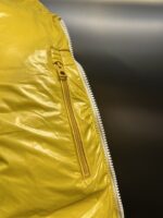 蒙口 moncler 🌟
大标马甲两色合拍图 Moner盟可睐 早秋新品 Lipsi男士羽绒马甲，演绎Moner经典设计，是换季衣橱的必需单品。采用轻盈的功能性lon laque面料制成，撞色衬里尽显活力。
款号：大标马甲

尺码：12345
颜色：米白 黑色 - Image 11