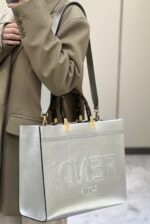 银色实拍上身托特~
2801 - Image 2
