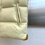 Mon蒙口（鹅绒）、2025秋冬新品 | MONCLE羽绒马甲。

米白色立领设计搭配顺滑拉链系统，正面采用100%锦纶防风面料，背面运用亮黄色轻量材质形成撞色美学。填充90%鹅绒与10%羽毛的黄金配比，绒朵蓬松度达600+FP，充绒量精准适配5℃至-5℃环境。左胸点缀经典立体刺绣徽章，两侧斜插口袋以隐藏式拉链保持流畅线条。

双面不同配色实现一衣多穿场景：米白面可搭配同色系针织衫演绎都市极简风，亮黄面翻转后瞬间提升视觉活力。立体剪裁确保活动自由度，台湾盟可睐有限公司精工制造，通过RN116347质量追溯体系。从防泼水锦纶到鹅绒填充，诠释蒙口将高山机能基因融入日常穿着的设计哲学。1-5码（模特173，143斤上身2码） - Image 5