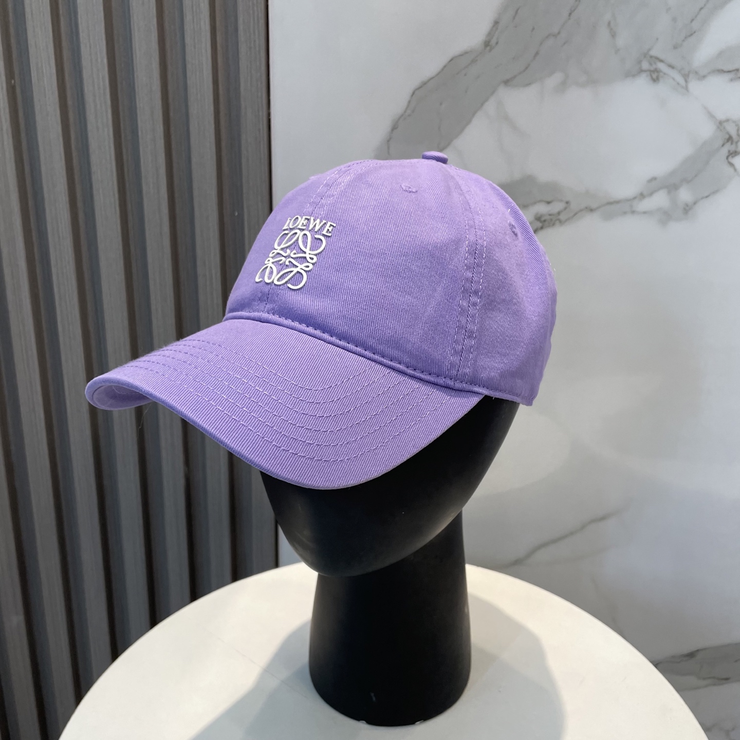 防尘袋
👒罗意威👒LOEWE新款原标设计棒球帽🧢质感超好，外部线条定位标准，做工精细，简约大气低价走量！