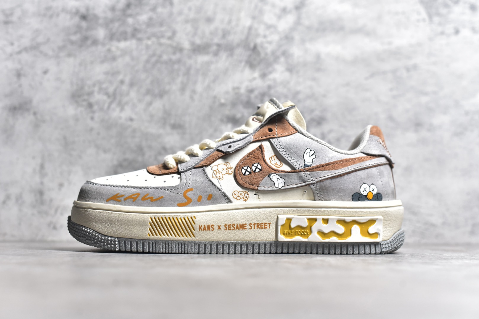 ▪️🐼权威实拍💯#SJ36860
新货🚀#Kaws x NK Air Force 1'07 Low 单眼皮 空军一号定制低帮休闲板鞋 CW6688-806
#KAWS 的作品以其独特的卡通形象和大胆的色彩运用而闻名。那些有着“XX”眼睛的玩偶和绘画，仿佛是从另一个奇幻世界穿越而来，带着一种既可爱又叛逆的气质
尺码：36 36.5 37.5 38 38.5 39 40 40.5 41 42 42.5 43 44 44.5 45