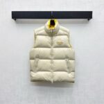 Moncle*2025新品上架   立领撞色羽绒马甲   定制YB进口尼龙材质  内里填充白鹅绒  保暖舒适  两侧口袋与前襟双拉链同色勾勒轮廓  整体色彩碰撞丰富  增添造型层次感  胸前沿用撞色系点缀标志性勋章装饰  彰显品牌调性  面辅料开发  立领马甲版型剪裁   显白修身  日常穿搭轻松驾驭  时尚潮流 充绒标准:国标90绒  充绒物:白鹅绒 

        高版本2色1-5码