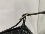 鳄鱼纹皮
XX翻盖腋下包
Balenciaga这只XX Bag是Balenciaga美包家族最新成员，它的名字以代表亲密的缩写“XX”来命名，简直是情人节必入手的应景包包💖非常流畅的线条和皮革与金属logo的搭配外，XX Bag可随意调节的包带也是让我一眼爱上并入手的原因。将两条背带拼接变成斜挎背包；把背带缩到最短拎在手里，又是俏皮精致都市复古调调；单根背带的最长档位恰好能让XX Bag变身时髦火热的腋下包。型号695645XX尺寸:27x15.5x4.8配原厂盒 - Image 7