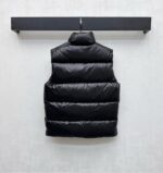 Moncle*2025新品上架   立领撞色羽绒马甲   定制YB进口尼龙材质  内里填充白鹅绒  保暖舒适  两侧口袋与前襟双拉链同色勾勒轮廓  整体色彩碰撞丰富  增添造型层次感  胸前沿用撞色系点缀标志性勋章装饰  彰显品牌调性  面辅料开发  立领马甲版型剪裁   显白修身  日常穿搭轻松驾驭  时尚潮流 充绒标准:国标90绒  充绒物:白鹅绒 

        高版本2色1-5码 - Image 6