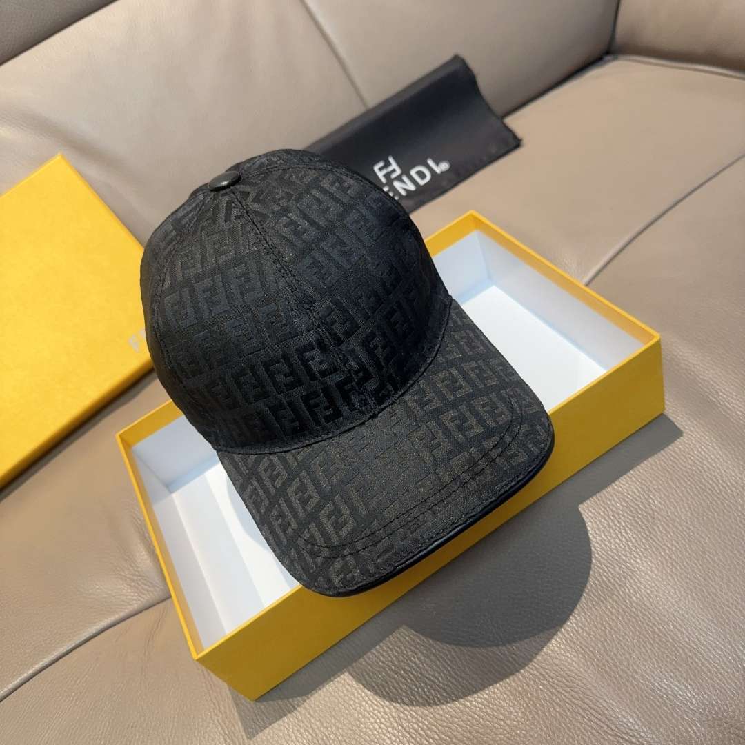 New shipmentComes with box bag, Fendi's new original baseball cap, double F-jacquard, a perennial hot selling item at the counter, with excellent reputation. Customized 1:1 mold, original jacquard sail fabric+top layer cowhide, lightweight and breathable! Excellent quality, basic head circumference of 56, adjustable patch. The picture must be sold!