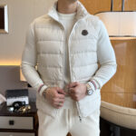 🔥🔥蒙口- 2025ss秋冬新品外贸公司订单 简约风格时尚羽绒马甲 进口原版高品质纤维混纺面料，内里填充95%白鸭绒！垂度和光泽绝对是提气，更显青春活力，车工走线整齐平整，所有五金附料都是客供带顶级配件 一看就是高档的面料 这种面料都是定织的 外面根本就没有 无任何有挑剔的地方 这样的一件外套属于常备常穿的，实用性很强。尺码：M-3XL - Image 3