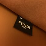 FÉŃĎI TOTE 托特包“阳光手提袋”
棕色皮革简单字母LOGO设计，琥珀色双手柄是整个包包最大焦点，单拧着就很有气场，也不勒手，整体复古感超强，非常适合喜欢复古风的时髦精，硬货力推💥 
2801
尺寸40x35x21cm#16060 - Image 6