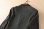 Hermes' new men's wool suit jacket for autumn and winter 2025 is made to high standards with top-notch ready to wear clothing. It is custom-made in Italy with wool fabric, which has a delicate and soft feel. The upper body is firm and stylish, with a natural and comfortable texture. The continuity of the fabric is excellent, and the upper body effect is superb, suitable for any body shape. The overall brand is decorated with Thousand Bird Grid craftsmanship, exuding a strong sense of luxury. The design of two buttons, atmospheric and perfect ready to wear cut, stands out in terms of styling effect, and is a must-have for urban early autumn casual matching. Size: M-4XL slim fit 178 135 L slim fit maximum weight 190 pounds - Image 8