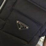 Prada🔻2025秋冬新款连帽羽绒马甲 原版订制五金配件全进口原版定制 欢迎对比 绝对的高品质 采用顶级白鸭绒 超柔软 90绒充羽量蓬松饱满 超级重工 面料做工杠杠的版型完美 面料超舒服！尺码：M～XXXL（模特175/125斤穿M） - Image 5