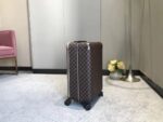 GF4343FB
全新 Horizon 拉杆箱以个性创意革新路易威登的传奇经典，为标志性 Monogram 帆布点缀旅行贴饰，追溯品牌传统行李箱的设计风尚。皮革边角保护和超大外置拉杆丰富智慧细节，打造优雅且实用的旅行伴侣。
详细特征
35.0 x 23×55cm
（长×宽×高）
·Monogram 帆布
.牛皮饰边
.织物内衬
.银色金属件
.拉链开合，配有挂锁
.路易威登标识
.内层平整
.弹性饰带
.口袋分层
.皮革边角
.大号外置拉杆
.4 个紧凑型滑轮
.机舱行李尺寸 - Image 2
