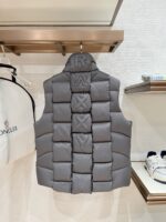 。特级羽绒⬆️Moncler x Christopher Raxxy 明星同款 男女款3D绗缝拉链羽绒马甲. 
🎁出厂标配全套柜台礼盒包装.升级原版磁吸礼盒.
这款羽绒是Moncler xChristopher Raxxy系列的男女同款单品，装饰元素传达了梦想阶梯的设计理念。
演员周雨彤、王安宇倾情演绎“梦幻楼梯”设计理念.
这款立体绗缝羽绒马甲采用轻质抗撕裂面料制成，由品牌携手
Christopher Raxxy合作打造。此款羽绒外套设计源自螺旋楼梯，其装饰元素代表着蜿蜒曲折的命运台阶。
详情
•采用轻质抗撕裂面料制成
•细密抗撕裂面料衬里
•拉链开和
•隐藏式口袋
•防风门襟
•拉链开合
•绗缝贴片，填充羽绒
•联名毛毡标识贴片
Size : 0-4黑色/浅蓝/奶白/三色入.情侣款 - Image 9