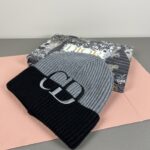 配防尘袋
DIOR 迪奥原单帽子官网新品爱心][爱心]羊毛羊绒双层帽子😱😘保暖又时尚，简单大方，更显时尚高端大气！ - Image 4