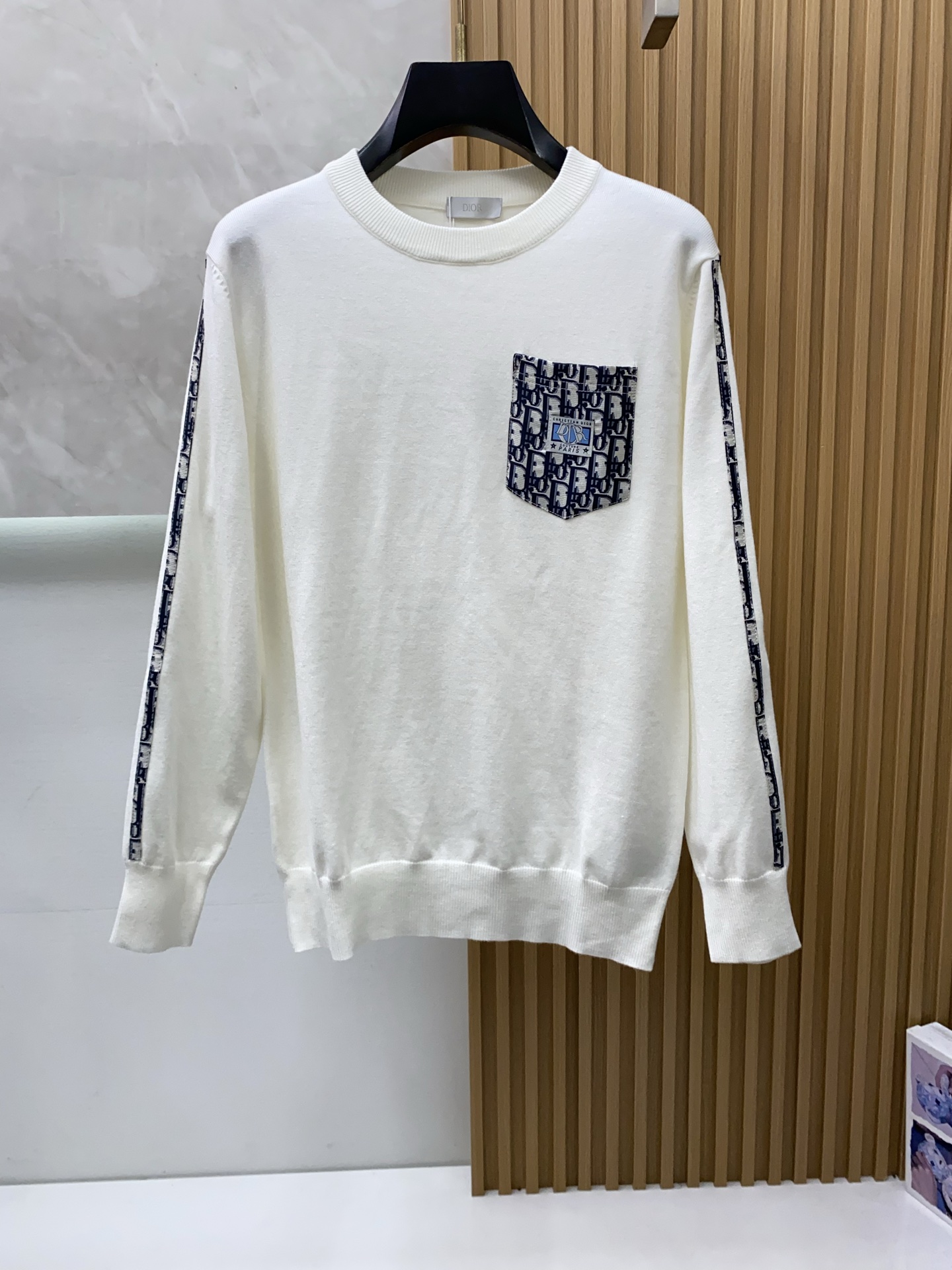 The latest round neck sweater for autumn and winter on the Dior 2025 official website is currently on sale at the counter! Specially supplied wool blended fabric Comfortable to feel It can directly touch the skin, with exquisite embroidered logos and badges that are extremely eye-catching! Details highlight the fashionable charm of big brands Exquisite craftsmanship Stereoscopic cutting style The wearing effect is unbeatable and handsome! All three standards are complete! Size: M-3XL