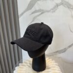 配防尘袋
👒罗意威👒LOEWE新款原版原标设计棒球帽🧢质感超好，外部线条定位标准，做工精细，简约大气低价走量！