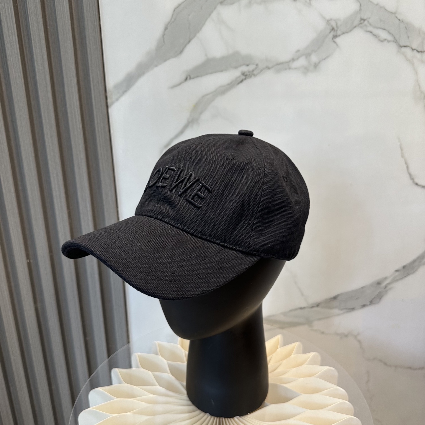 配防尘袋
👒罗意威👒LOEWE新款原版原标设计棒球帽🧢质感超好，外部线条定位标准，做工精细，简约大气低价走量！