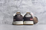 ▪🐼权威实拍💯#SJ37860
新货🚀#Travis Scott x Fragment Design x Air Jordan 1 Low OG SP AJ1 Supreme联名 棕色涂鸦 低帮文化休闲板鞋 XS2024-055
#多方联名合作融合了Travis Scott 独特的音乐风格，藤原浩个性的设计风格以及Jordan品牌的经典元素 使其成为一双具有独特身份和价值的鞋子 清新而立体的外观加上联名标识更突出了其独特身份 这种配色方案显示出活力和时尚感 在视觉上引人注目  鞋身的质感和细腻的细节处理使其显得高端而格调十足  这款“倒钩”联名是设计与创意完美结合  融合多方的个性风格是一款备受瞩目的潮流鞋款
尺码：36 36.5 37.5 38 38.5 39 40 40.5 41 42 42.5 43 44 44.5 45 9.E5 - Image 5