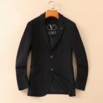 VLTN Valentino's new men's wool suit jacket for autumn and winter 2025 is made to high standards with top-notch ready to wear clothing. It is custom-made in Italy with wool fabric, which has a delicate and soft feel. The upper body is firm and stylish, with a natural and comfortable texture. The continuity of the fabric is excellent, and the upper body effect is superb, suitable for any body shape. The overall brand is decorated with Thousand Bird Grid craftsmanship, exuding a strong sense of luxury. The design of two buttons, atmospheric and perfect ready to wear cut, stands out in terms of styling effect, and is a must-have for urban early autumn casual matching. Size: M-4XL slim fit 178 135 L slim fit maximum weight 190 pounds