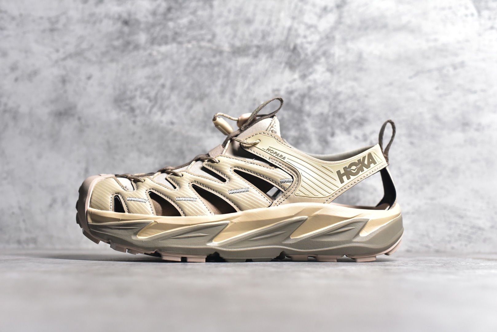 HOKA One One Hopara Sandals 霍帕拉系列水路两用溯溪涉水休闲户外露营凉鞋 作为先锋品牌的 HOKA ONE ONE总是以独特的方式 HOPA RA是一款溯溪鞋 又名排水鞋 可长期用于涉水和溯溪 保护脚底和脚趾的安全和舒适 鞋面材料速干 透气 耐磨 鞋底防滑 耐磨 抓地能力强 出于安全考虑 设计要求较高 涉水溯溪过程中 水 泥沙 可以直接从鞋内大孔排出 细纹鞋底使在岩石上抓地能力强 避免打滑 而上路后 鞋面具有快干透气等优点 尺码：36 36.5 37.5 38 39 40 40.5 41 42 42.5 43 44 45