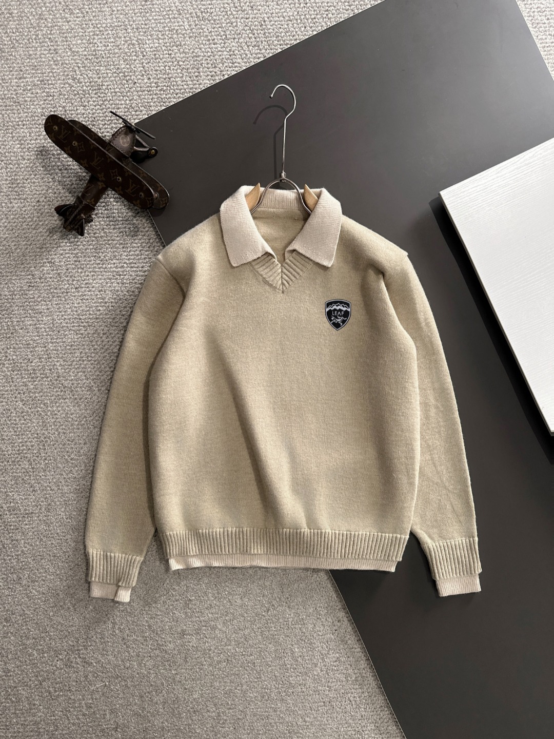 The latest winter sweater on the official website of Archaeopteryx 2025 is currently on sale at the counter! Specially supplied wool blended fabric Comfortable to feel It can directly touch the skin, with exquisite embroidered logos and badges that are extremely eye-catching! Details highlight the fashionable charm of big brands Exquisite craftsmanship Stereoscopic cutting style The wearing effect is unbeatable and handsome! All three standards are complete! Size: M-3XL