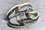 ▪🐼权威实拍💯#SJ37860
新货🚀#Travis Scott x Fragment Design x Air Jordan 1 Low OG SP AJ1 Supreme联名 棕色涂鸦 低帮文化休闲板鞋 XS2024-055
#多方联名合作融合了Travis Scott 独特的音乐风格，藤原浩个性的设计风格以及Jordan品牌的经典元素 使其成为一双具有独特身份和价值的鞋子 清新而立体的外观加上联名标识更突出了其独特身份 这种配色方案显示出活力和时尚感 在视觉上引人注目  鞋身的质感和细腻的细节处理使其显得高端而格调十足  这款“倒钩”联名是设计与创意完美结合  融合多方的个性风格是一款备受瞩目的潮流鞋款
尺码：36 36.5 37.5 38 38.5 39 40 40.5 41 42 42.5 43 44 44.5 45 9.E5 - Image 7