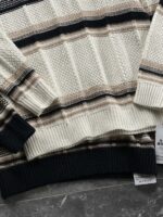 🆕- This knitted sweater weaves a Mediterranean breeze into the wardrobeWhen 10 cotton yarns and 46 blended yarns meet on a seven needle jacquard machine, the three yarns begin to weave a dialogue about material and color. Navy blue and navy blue cotton yarn have a rough and rustic feel, like the late night waters of the Adriatic Sea; The addition of 3.7% mulberry silk and wool in the light camel colored blended yarn gives the striped edges a subtle luster, reminiscent of the sparkling waves at sunset in Venice.When the weight of 580 grams is unfolded in the hand, one can feel the delicate balance between the stiffness of cotton and the softness of blended yarn. The vertical jacquard woven alternately with osmanthus needles and hanging needles forms a subtle texture on the navy blue background, resembling the outline of Venetian architecture seen through blinds. The white version is like a linen cloth sprinkled with sunlight, and the collision of the three materials is portrayed more clearly on a pure white canvas.The curvature of the round neck continues the elegant tradition of Italian tailoring, neither tightening the neck nor maintaining sharp lines. The contraction process of the hem keeps the hem of the garment firmly attached to the waist, and it will not move up whether you lift your hand or turn around. To support the muscles and bones with 10 strands of cotton yarn, to outline with delicate 46 strands of blended yarn, and to add luster and mulberry silk embellishment - this knitted sweater weaves the advantages of different materials into the same picture.The navy blue version paired with white pants is a classic Mediterranean style, while the white version paired with dark gray trousers can instantly switch to Milan style urban elegance. The intentions hidden in the texture of osmanthus needles, yarn blending, and precise weight all need to be personally felt in the cool autumn breeze to fully understand. While others are still struggling with the basic knitwear, this three layered jacquard sweater has already captivated the eyes of those who understand it with its sense of layering.In the current era of fast fashion proliferation, a blend knit that becomes softer and skin friendly with increasing wear is the truly worthwhile wardrobe evergreen tree to invest in. Jay Ya uses this piece to prove that a sophisticated sense of leisure allows every material to find the most comfortable expression in fabric.Color: White navy blue174-140 upper body size LSize: M-XXXL (48-56)Style number: FXZZ8688M size bust circumference 104 shoulder width 46.5 sleeve length 56 garment length 64.5Size L Chest circumference 108 Shoulder width 48 Sleeve length 57 Clothing length 66XL bust circumference 112 shoulder width 49.5 sleeve length 58 garment length 67.5XXL chest circumference 116 shoulder width 51 sleeve length 59 garment length 68.5XXXL bust circumference 120 shoulder width 52.5 sleeve length 60 garment length 69.5 - Image 5
