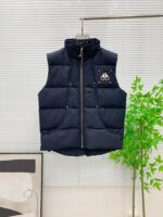 💰加拿大剪刀25SS  金属LOGO铆钉羽绒服马甲
顶级版本超高克重平均充绒量280G 超厚！顶级蓬松！ 顶级品质！100%还原全网最顶级充绒量超厚超保暖，区分市面杂货。
店主北方人亲自操刀 大大解决了南方出品不懂北方冬天的痛点 完全不吝啬 必须是塞满 塞的鼓鼓囊囊 和ZP一模一样的厚重 冬天鹅毛大雪站在雪地里我保证你没有感觉 裹棉被都不一定有它保暖 ！总结下来就是一句话：“除了我家你找不到比这更厚更保暖的羽绒马甲”
— 大码充绒量350克以上 三层里布防护不钻绒
— 原版购入开发 官网在售10000+
— 大身面料采用ZP打版， 防水耐脏 
— 验布后使用KP-LS全自动机械特种梭织拉布机制作
—正品YKK定制拉链 金属剪刀，金属铆钉加固 
— 三标辅料 齐全 吊牌 剪刀logo原版定制
— 整件衣服非常繁琐 廓形剪裁 原版尺码
— 绝对的1:1高版本 码数：S-XXL