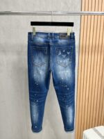 【Armani Jeans | Classic Denim, Embossed with Luxury DNA】 When streetwear meets haute couture, a pair of jeans can become a badge of status.
Deconstructing the language of denim with centuries-old craftsmanship, we infuse every inch of fabric with a modern attitude and luxurious details, making everyday wear a silent declaration of taste.
✨ A pair of jeans is an attitude, and even more so, a legacy.
It's not just a wardrobe essential, but also an interpretation of the brand's spirit—
"From suitcases to jeans, we have always defined the boundaries of luxury with the ultimate craftsmanship."
Sizes: 28-42 - Image 9