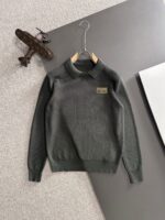 GUCCI 2025 official website's latest winter sweaters, synchronized with popular items on sale at counters! Specially supplied wool blended fabric Comfortable to feel It can directly touch the skin, with exquisite embroidered logos and badges that are extremely eye-catching! Details highlight the fashionable charm of big brands Exquisite craftsmanship Stereoscopic cutting style The wearing effect is unbeatable and handsome! All three standards are complete! Size: M-3XL