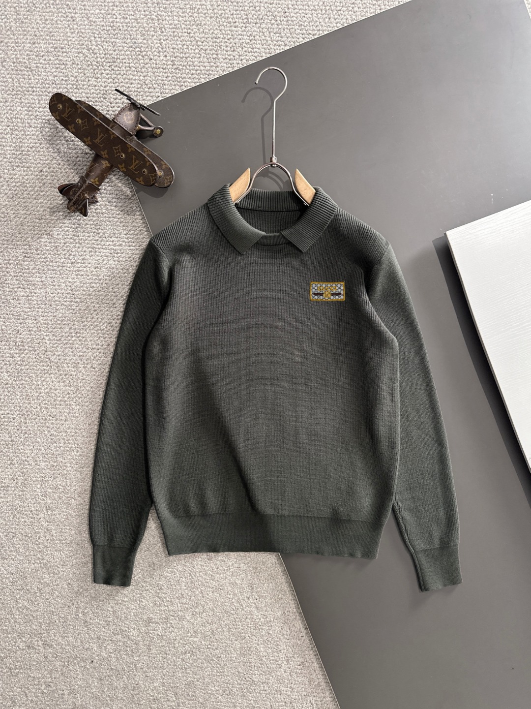 GUCCI 2025 official website's latest winter sweaters, synchronized with popular items on sale at counters! Specially supplied wool blended fabric Comfortable to feel It can directly touch the skin, with exquisite embroidered logos and badges that are extremely eye-catching! Details highlight the fashionable charm of big brands Exquisite craftsmanship Stereoscopic cutting style The wearing effect is unbeatable and handsome! All three standards are complete! Size: M-3XL