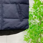 💰Canada Goose加拿大鹅男女同款羽绒马甲
➖ 正品同步防伪芯片感应！
➖ 进口百灵达绣花机定制万针绣花标！
➖ 进口21支涤棉混纺原厂面料，采用Feather-Light 10D防水涂层面料，由84.5的聚酯纤维和15.5的棉制成，100%全网最好手感！
➖ 正品官网同步国标95白鸭绒！等一系列误导！
➖ 100%尼龙nylon里布双重双层封禁设计，防止跑绒，领口及口袋内里采用顶级摇粒绒保暖又舒适！
➖ 吉田YKK客供原厂定制电镀拉头，双向可锁定拉链，紧实顺滑不掉漆！
➖ 3M复合原版魔术贴经久耐用，辅料五金全部拆版定做！
尺码：XS-XXL - Image 4