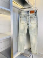 【Armani Jeans | Classic Denim, Embossed with Luxury DNA】 When streetwear meets haute couture, a pair of jeans can become a badge of status.
Deconstructing the language of denim with centuries-old craftsmanship, we infuse every inch of fabric with a modern attitude and luxurious details, making everyday wear a silent declaration of taste.
✨ A pair of jeans is an attitude, and even more so, a legacy.
It's not just a wardrobe essential, but also an interpretation of the brand's spirit—
"From suitcases to jeans, we have always defined the boundaries of luxury with the ultimate craftsmanship."
Sizes: 28-42