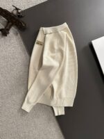 GUCCI 2025官网冬季最新毛衣，专柜同步在售爆款！特供羊毛混纺面料.手感舒适.可直接接触皮肤，logo徽章精致刺绣标志，极为抢眼！细节凸显大牌时尚魅力.精致做工.立体裁剪风格.穿着效果无敌帅气！三标齐全！码数：M-3XL - Image 7