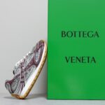 𝐁𝐨𝐭𝐭𝐞𝐠𝐚 𝐕𝐞𝐧𝐞𝐭𝐚 葆蝶家23/秋冬秀款BV运动鞋 王一博 同款 情侣款休闲鞋老爹鞋！Runner运动鞋！原版购入开发！ 采用原版轻质科技网布面料，原版一致！工艺复杂！搭配几何图案设计橡胶外底 王炸系列 高版本实际增高很多哦，还是一样显腿细 非常nice。耐玩耐造，对标对版套包鞋工艺 认准高版本 大底原版独家开模，选用拼色TPU大底，材质重量原版一致！ Size：女码35-39 男码39-44M