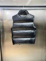 高绒 mu
顶级版本PRADA鸭绒羽绒马甲、
重磅牛货
年度最为昂贵的一款羽绒
同质GT的品控细节，超级震憾
绝对是今年羽绒翘楚数一数二！
内填充90白鹅绒 ，回弹性与保暖性兼圣品！
这款采用国内客供顶级的尼龙织物面料
面料表面的光泽感极强色泽油亮，尼龙织物的材质柔软手感巨好。全身防水压胶工艺！所有拼接全部采用压胶工艺，全方位防水！衣身质地轻盈兼具功能性，透过内衬细节的压胶条能看出此款的重工所在。
门襟拉链位置内衬口袋侧边条下侧口袋等多处细节，都需要重工进行的技术处理
胸前左侧红色压胶条字母标识点缀，提亮衣身整体格调，打造出本季P独特色彩搭配美学，低调而不张扬的穿着风格
尺码：M-3Xl - Image 4