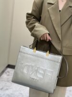 银色实拍上身托特~
2801