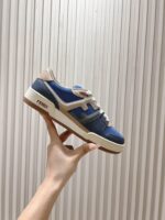 男码加10  Fendi芬迪板鞋首款大头运动鞋~~fendi match篮球运动鞋，最新元素注入加FF复古的设计，超经典百搭系列……
鞋面采用牛皮和牛猄拼接组合，侧面凸起的双F logo，内里采用毛巾布里，TPU发泡组合双色大底不一般的舒适！情侣款35-44