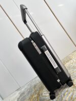 GF4343FB
独家实拍 黑色水波纹拉杆箱】全新 Horizon 拉杆箱以个性创意革新路易威登的传奇经典，为标志性 Monogram 帆布点缀旅行贴饰，追溯品牌传统行李箱的设计风尚。皮革边角保护和超大外置拉杆丰富智慧细节，打造优雅且实用的旅行伴侣。详细特征35.0 x 23×53cm（长×宽×高）人工测量1-2cm误差 - Image 4